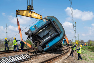Képeken az újfehértói balesetben kisiklott vonat mentése