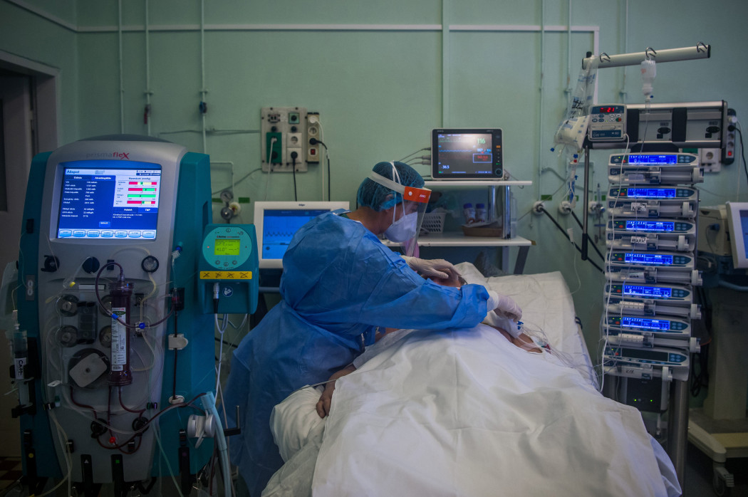 Koronavírussal fertőzött beteget lát el egy orvos a Szent László Kórházban 2021. április 12-én – Fotó: Balogh Zoltán / MTI