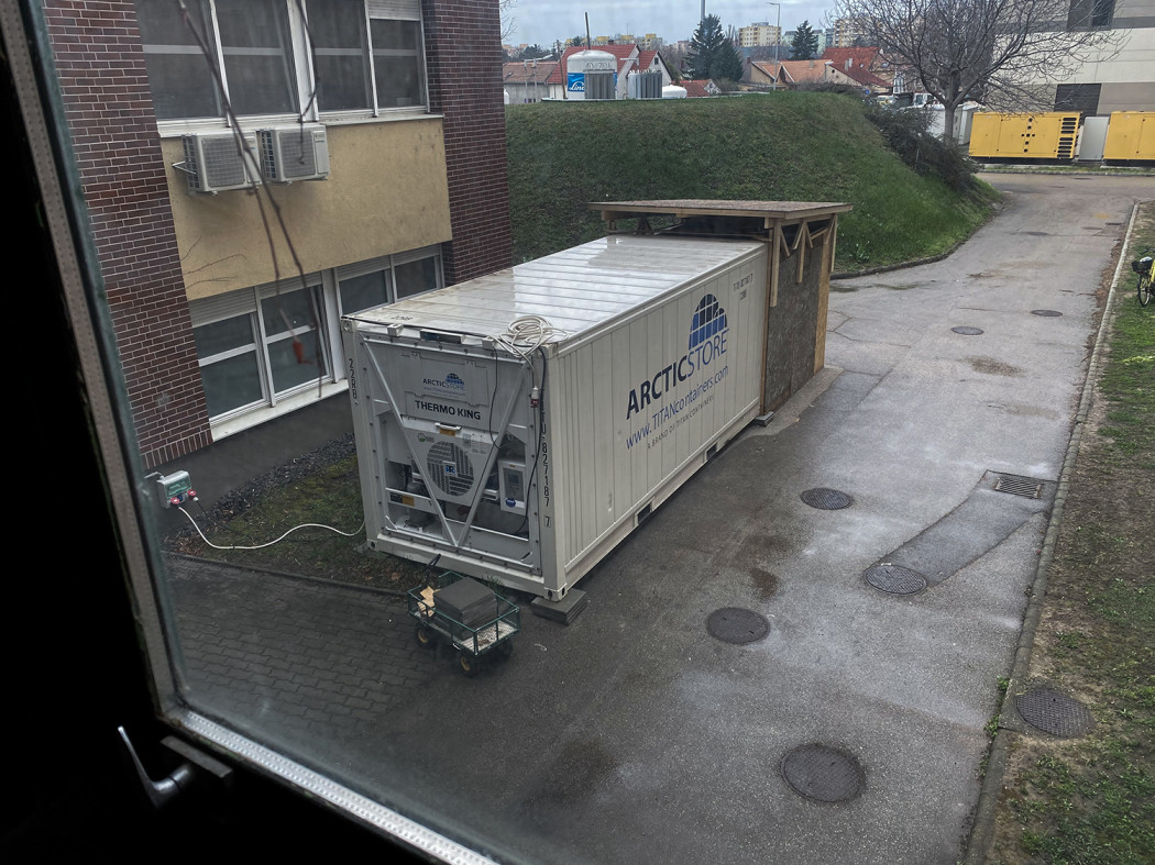 A halottak elhelyezésére használt hűtőkonténer egy Fejér megyei kórház udvarán – Fotó: Olvasói fotó / Telex