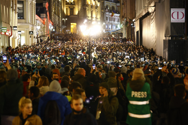Tömött sorokban vonulnak a tüntetők Moszkva utcáin – Fotó: Sefa Karacan / Anadolu Agency via AFP