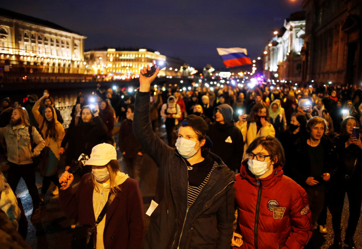Tüntetők vonulnak Szentpéterváron – Fotó: Anton Vaganov /Reuters