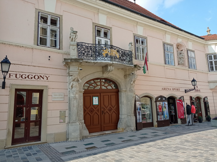 A győri múzeumnak ma már ez a központja a történelmi belvárosban, a nem messze álló Apátúr-ház, ahol 2011-ben bemutatták a gyűjteményt, mára teljesen kiürült – Fotó: Laczó Balázs / Telex