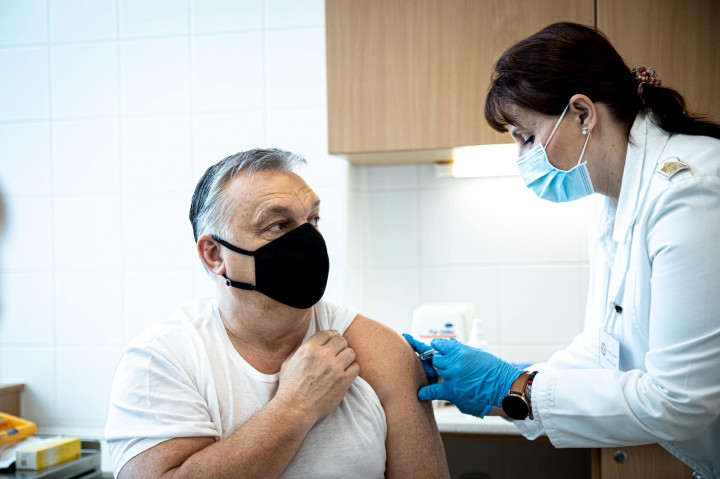 Orbán Viktor megkapja a koronavírus elleni védőoltást 2021 februárjában – Fotó: Orbán Viktor / Facebook