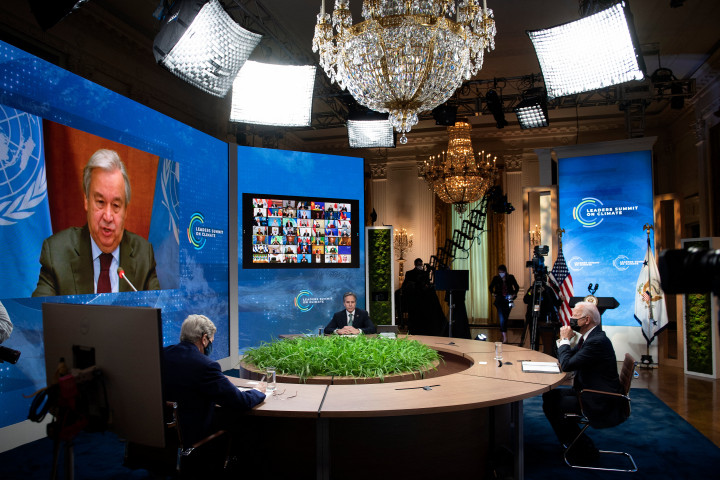 John Kerry éghajlatért felelős különleges elnöki megbízott, Antony Blinken külügyminiszter és Joe Biden elnök hallgatja António Guterres ENSZ-főtitkár beszédét a virtuális klímacsúcs Fehér Házban berendezett központjában – Fotó: Brendan Smialowski / AFP