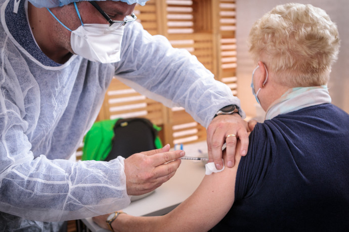 Már Szlovéniában is csak egy oltást kapnak azok, akik átestek a fertőzésen