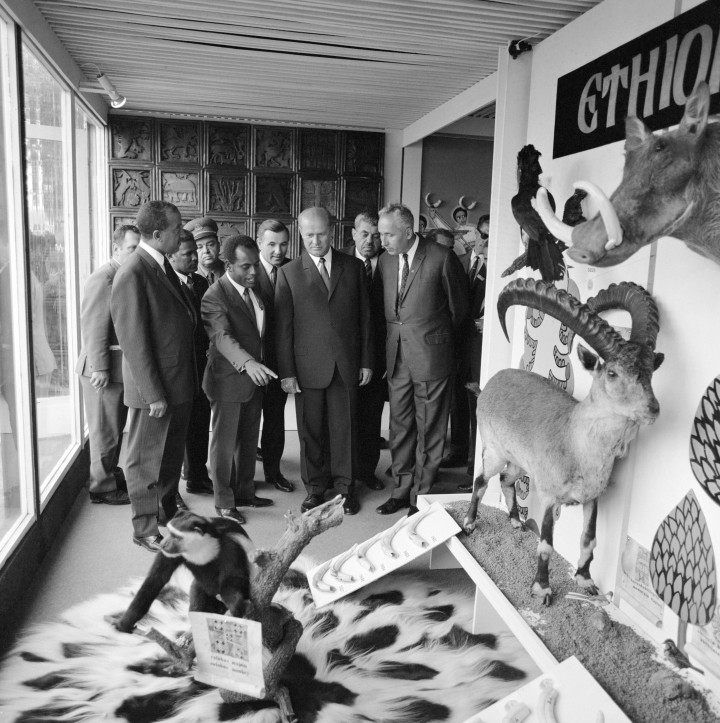 Losonczi Pál, a Népköztársaság Elnöki Tanácsának elnöke és kísérete megtekinti az etióp pavilont a vadászati világkiállításon 1971. augusztus 27-én – Fotó: Szebellédy Géza / MTI
