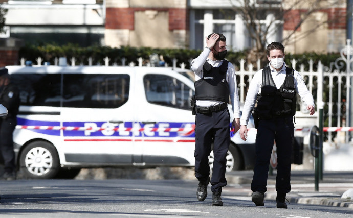 Rendőrök biztosítják a helyszínt Rambouillet rendőrőrsénél – Fotó: Ian Langsdon/MTI/EPA/