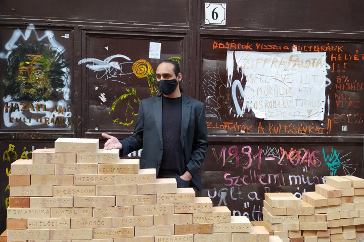 Oláh Norbert A cigány művész szorongása című projektje a Tavaszmező utcában a Roma Parlament volt épülete előtt – Fotó: Kolozsi Ádám / Telex