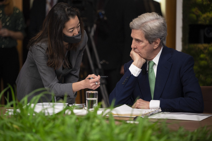 John Kerry a klímacsúcs asztalánál a pénteki találkozón – Fotó: Jim Watson / AFP