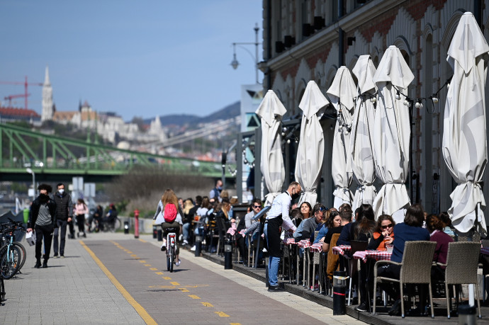 Rögtön ellepték a maszk nélküli emberek a teraszokat