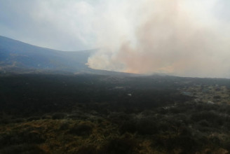 Lapátokkal próbálják meg megmenteni a lángokban álló hegyet Észak-Írországban