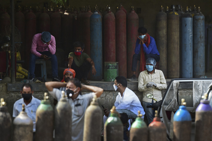 Oxigénpalackok újratöltésére várakozó emberek Indiában április 24-én – Fotó: Sanjay Kanojia / AFP