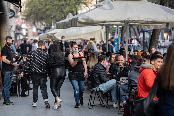 Tömeg és buli az Erzsébet körúton
