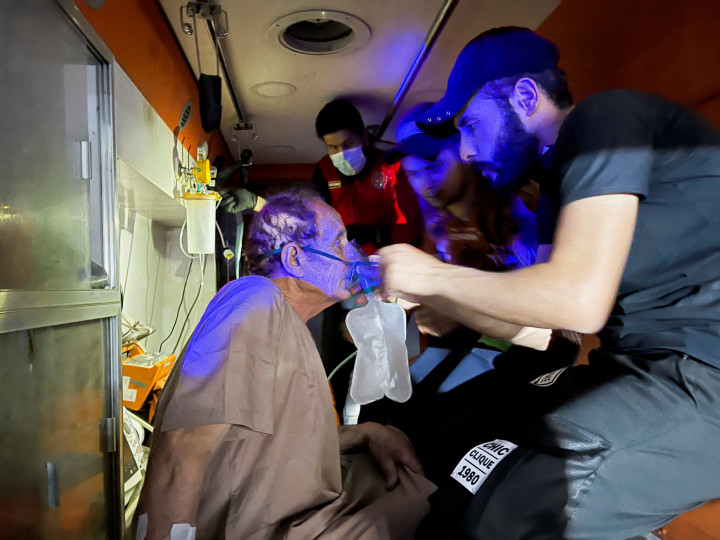 Koronavírusos beteget evakuálnak a bagdadi kórházból 2021. április 25-én – Fotó: REUTERS / Thaier Al-Sudani