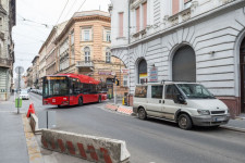 Betonterelőkkel védi a buszok helyét a BKK