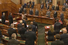 Furcsára sikeredett a vírus áldozatainak tett kormánypárti gesztus a parlamentben