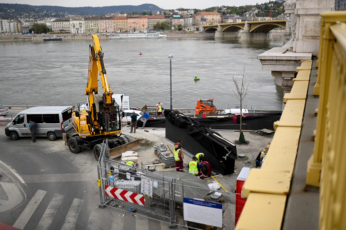 A Hableány-tragédia emlékművének helyszíne a Margit hídnál Fotó: Bődey János / Telex