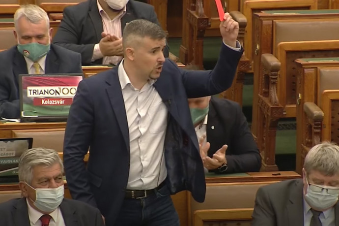 Jakab piros lapot mutatott a parlamentben Orbánnak