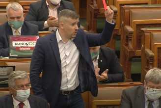 Jakab piros lapot mutatott a parlamentben Orbánnak
