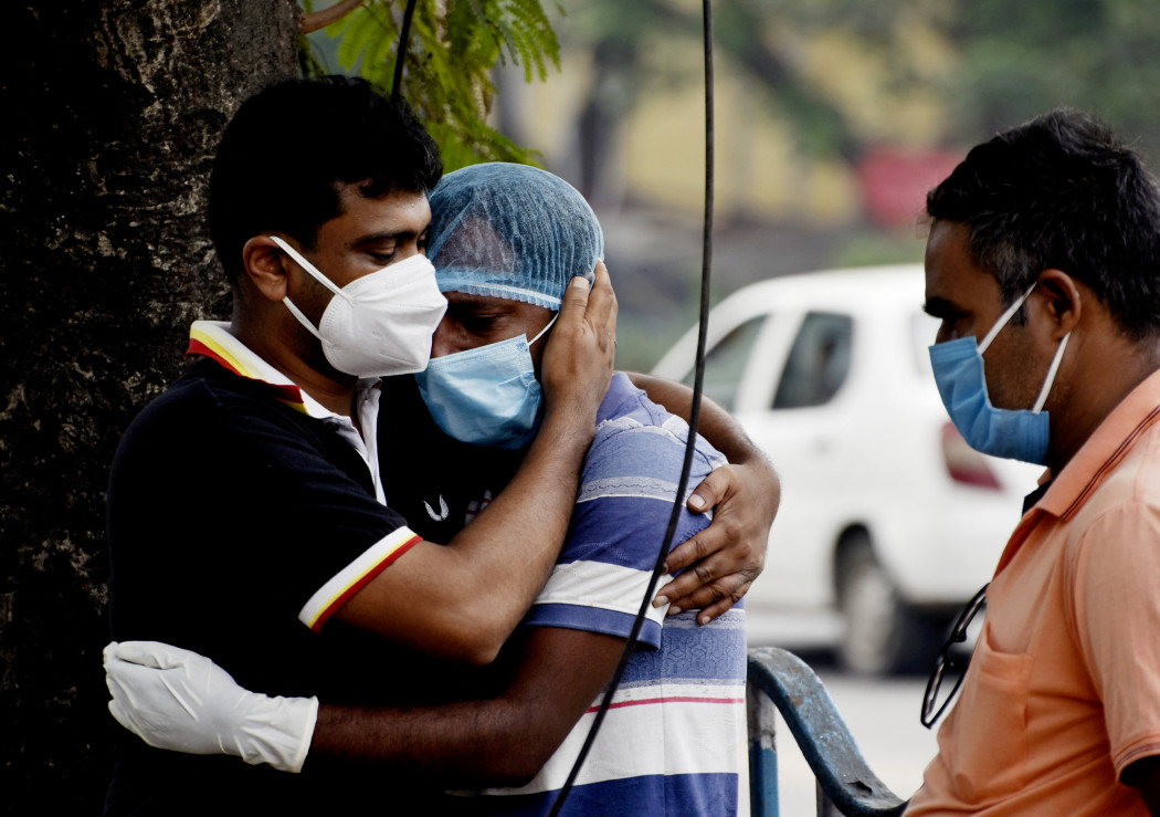 Egy férfi gyászolja koronavírus miatt elveszített családtagját egy kórház előtt 2021. április 22-én – Fotó: Indranil Aditya / NurPhoto / AFP