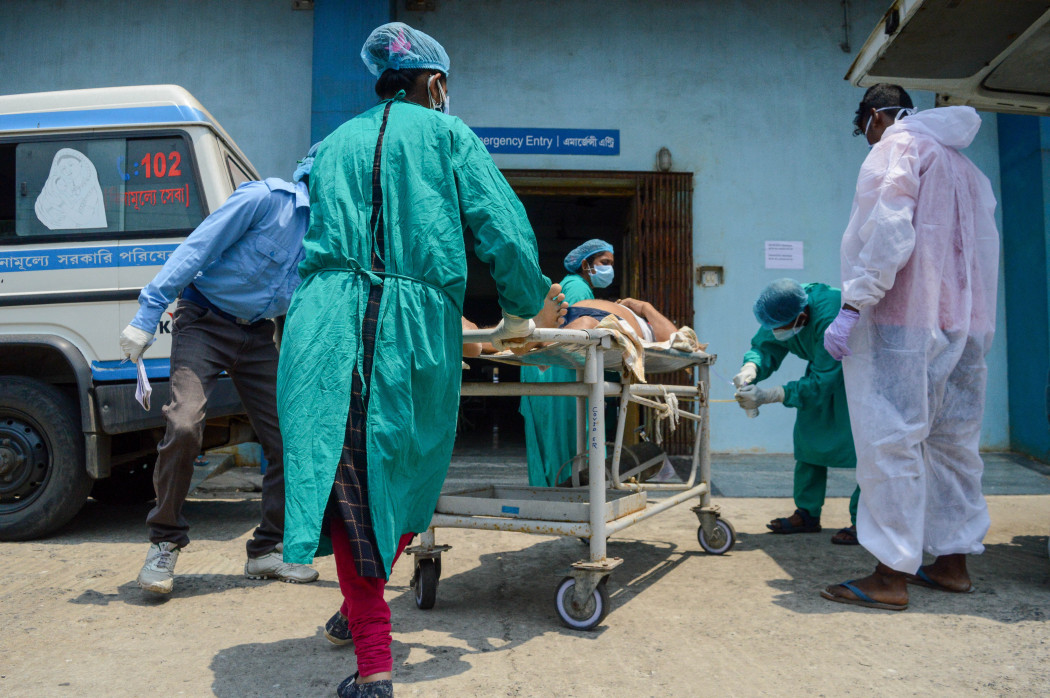 Egy koronavírusos beteget tolnak a kolkatai kórházba 2021. április 18-án – Fotó: Debarchan Chatterjee / NurPhoto / AFP