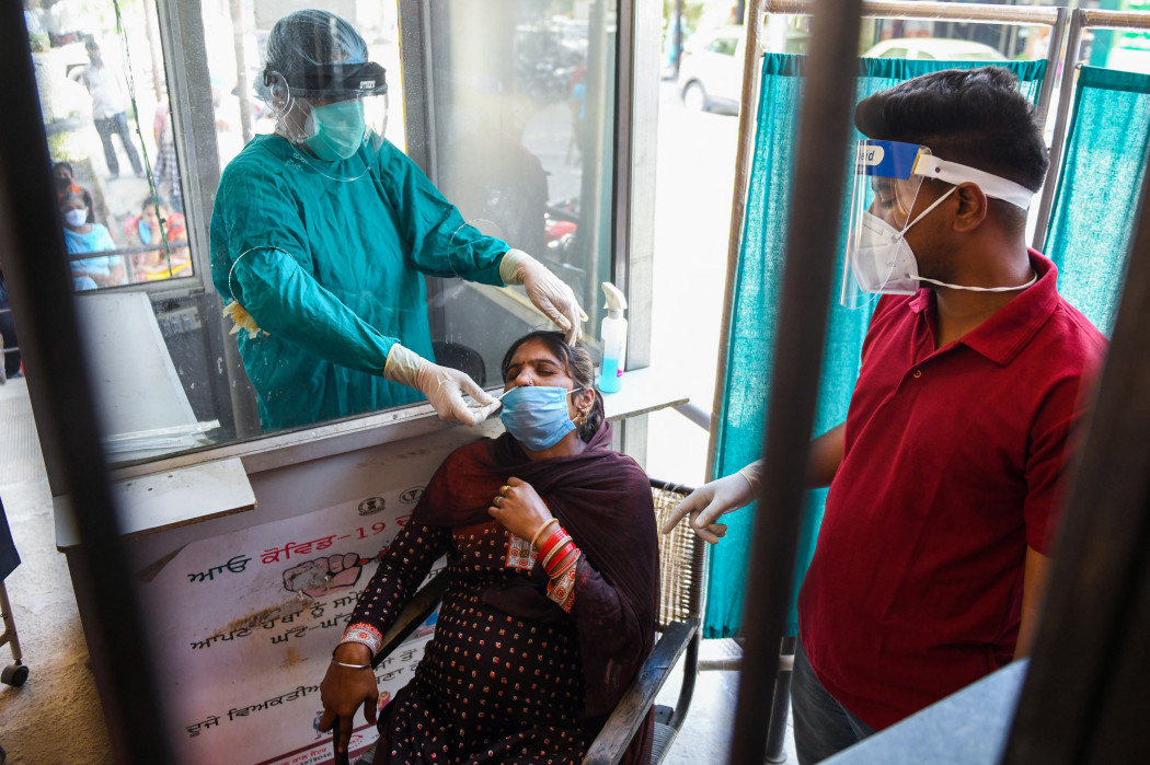 Várandós nőn végeznek koronavírus tesztet 2021. április 26-án – Fotó: Narinder NANU / AFP