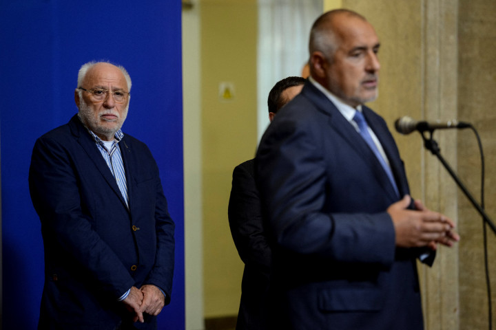 Egy sajtótájékoztatón Emilian Gebrev bolgár fegyverkereskedő és Bojko Boriszov volt miniszterelnök – Fotó: Nikolay Doychinov / AFP
