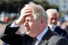 A brit kormány tagadja, hogy Boris Johnson azt mondta volna, inkább álljanak hullahegyek, mint hogy újabb lezárás jöjjön