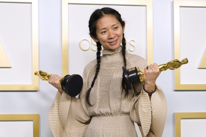 Chloé Zhao a legjobb fimért és a legjobb rendezőnek járó Oscar-díjakkal 2021. április 25-én – Fotó: CHRIS PIZZELLO / AFP