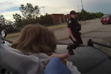 Hallod, ahogy reccsent a válla? Imádom! – amerikai rendőrök nevetgéltek egy 73 éves demens nő elfogásán