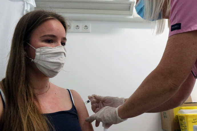 A hétfői oltási tempóval is májusra tolódhat a nyitás következő szakasza