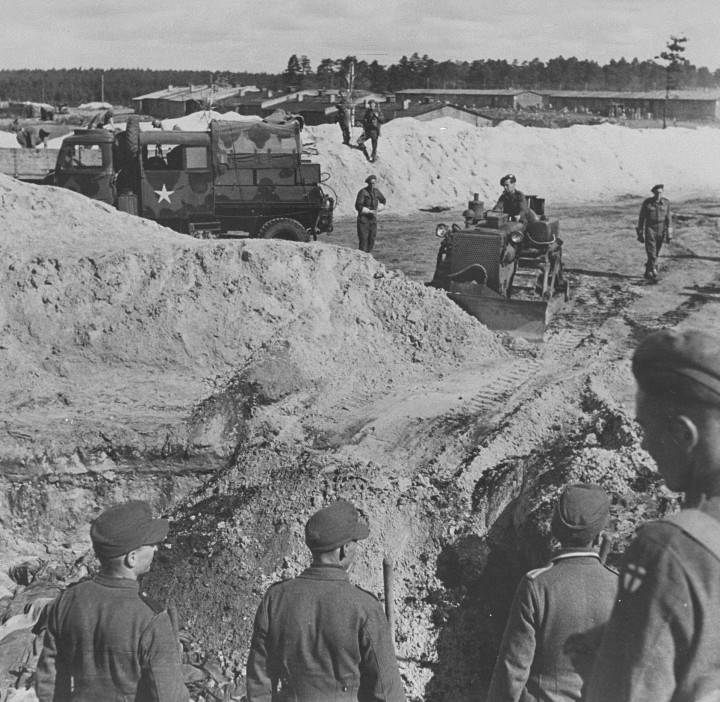 Brit páncélosok a koncentrációs tábor barakkjainak megsemmisítésekor, 1945. május 21–24 között. – Forrás: United States Holocaust Memorial Museum Photo Archives # 45052. United States Holocaust Memorial Museum, courtesy of Hadassah Bimko Rosensaft