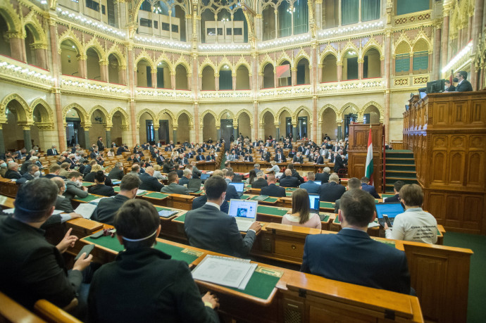 Miniszterek, államtitkárok és kormánybiztosok az alapítványi fenntartásba adott egyetemek kuratóriumában