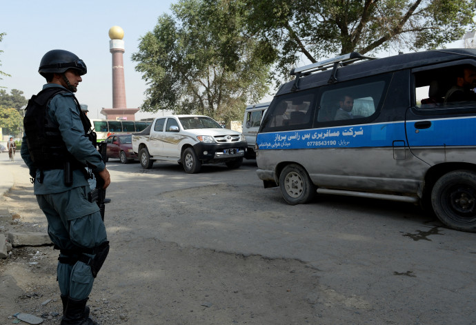 Egy afgán rendőr őrködik az amerikai nagykövetség közelében lévő ellenőrzőponton Kabulban 2013. június 26-án -Fotó: SHAH MARAI / AFP