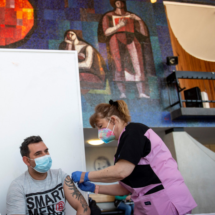 Erősen indult a tömeges Sinopharm-oltás, még Orbán célja is teljesülhet