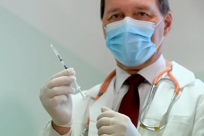Szlávik szerint még pár millió oltás, és „csökken az a veszély, hogy a vírus visszatér Magyarországra”