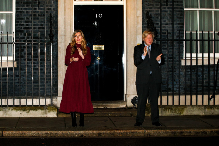 Carrie Symonds és Boris Johnson a Downing Street előtt februárban – Fotó: WIktor Szymanowicz / NurPhoto via AFP