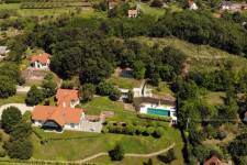 Tiborcz István 125 millióért bővíti a felsőörsi birtokát a szomszéd medencés ingatlannal