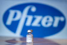 A brit kormány 60 millió Pfizer-vakcinát rendelt hatáserősítő oltásnak