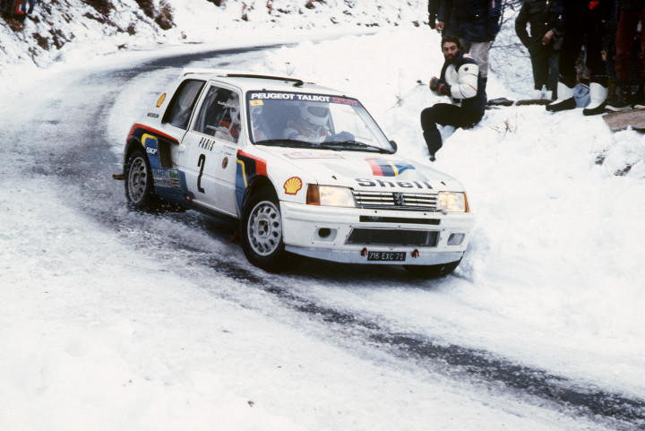 Ari Vatanen 1985-ben a Peugeot 205 Turbo 16 volánjánál a Monte Carlo ralin – Fotó: Luc Novovitch / AFP