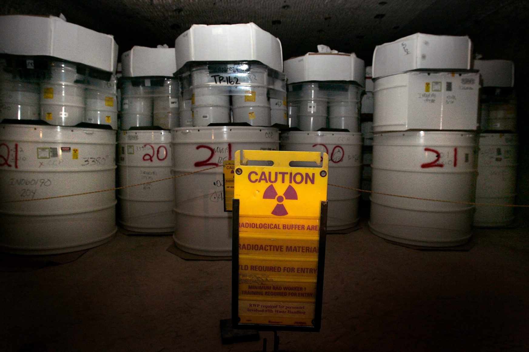 Atompapsággal vagy sugármacskákkal figyelmeztessük a jövő nemzedékeit a radioaktív hulladékra?