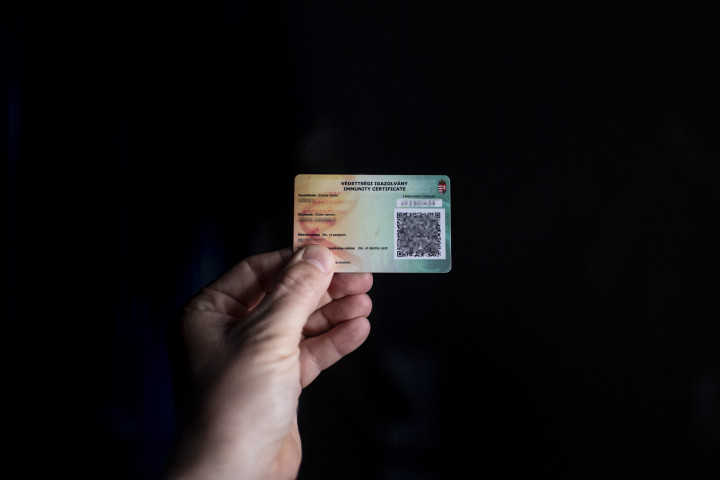 Védettségi igazolvány – Fotó: Bődey János / Telex
