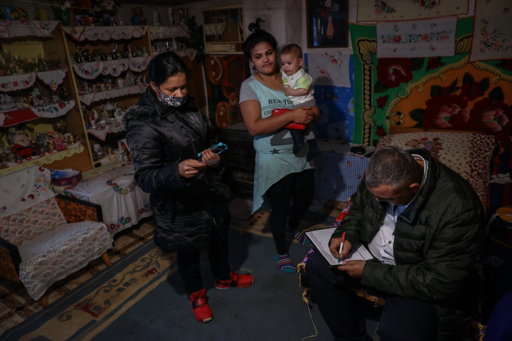 Volunteers help Csilla sign up for the vaccine in her home in Görömböly – Photo: István Huszti / Telex