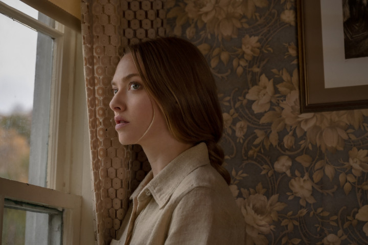 Amanda Seyfried és a már nem is olyan koszlott ház a Kísértő múlt című filmben – Fotó: Fotó: Anna Kooris/Netflix