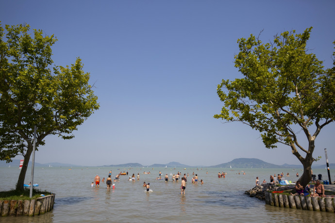 Balatonfenyves, 2020. augusztus 8. Fürdõzõk Balatonfenyvesen 2020. augusztus 8-án. Kelet felõl emelkedve az országban egyre nagyobb területen haladja meg a napi középhõmérséklet a 25 Celsius-fokot, nagyvárosokban akár a 27 Celsius-fokot is – közölte az Országos Meteorológiai Szolgálat. A hõség miatt Budapestre, valamint 14 megyére – Pest, Baranya, Bács-Kiskun, Békés, Borsod-Abaúj-Zemplén, Csongrád-Csanád, Fejér, Hajdú-Bihar, Heves, Jász-Nagykun-Szolnok, Komárom-Esztergom, Somogy, Szabolcs-Szatmár-Bereg, Tolna – adtak ki elsõfokú figyelmeztetést. MTI/Varga György