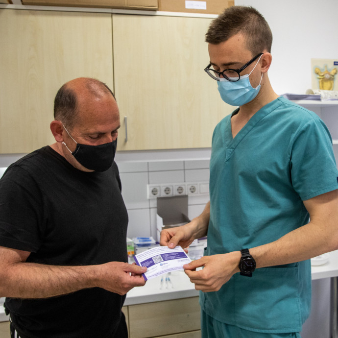 Felesleges volt oltási káoszt csinálni, külföldre is küldünk százezer Pfizert