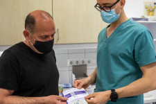 Felesleges volt oltási káoszt csinálni, külföldre is küldünk százezer Pfizert