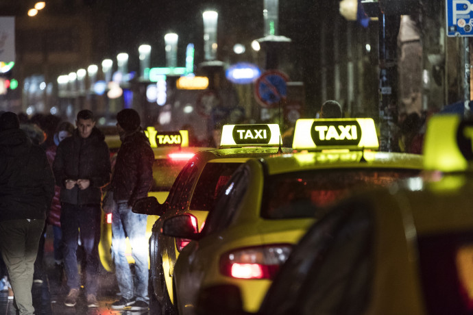 Budapest, 2018. február 18. Taxik az erzsébetvárosi vigalmi negyedben a Kazinczy utcában 2018. február 18-ra virradó éjjel. Ezen a napon népszavazást tartanak arról, hogy a fõváros VII. kerületében, az úgynevezett bulinegyedben található vendéglátóhelyek éjfél és reggel 6 óra között nyitva tarthassanak-e. MTI Fotó: Szigetváry Zsolt