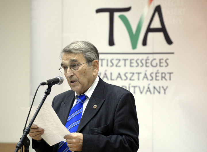 Hámori József, a Tisztességes Választásért Alapítvány kuratóriumi tagja, az első Orbán-kormány kulturális minisztere beszédet mond a Székelyföld önrendelkezéséről összeállított művészeti kiállítás megnyitóján Budapesten, a Klauzál Gábor Művelődési Házban 2013. december 5-én.Fotó: Beliczay László/MTI