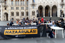 A Kossuth téren teraszozva tiltakozik a Momentum az ezermilliárdnyi közvagyon alapítványokba szervezése ellen